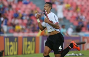 t_112697_antonio-carlos-marcou-o-gol-do-sao-paulo-nos-acrescimos-da-partida-deste-domingo