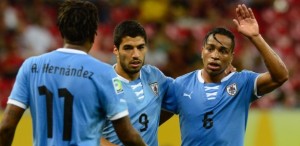 23jun2013---luis-suarez-c-e-alvaro-pereira-comemoram-um-dos-gols-do-uruguai-na-goleada-por-8-a-0-sobre-o-taiti-na-arena-pernambuco-pela-copa-das-confederacoes-1372068008422_615x300