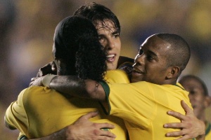 kaka-meia-da-selecao-brasileira-e-abracado-por-robinho-e-ronaldinho-gaucho-durante-jogo-contra-o-equador-no-rio-de-janeiro-pelas-eliminatorias-para-a-copa-de-2010-1399335430040_300x200