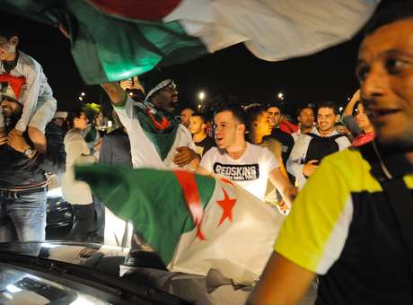 Torcedores da Argélia celebram a classificação inédita para as oitavas de final da Copa do Mundo
