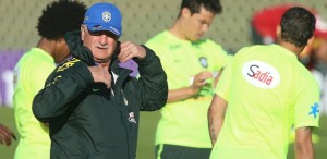 04jun2014---tecnico-felipao-comanda-treino-da-selecao-brasileira-na-granja-comary-1401919049411_615x300