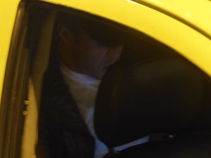 Kleber entra rapidamente no táxi e não fala com os jornalista no domingo (Foto: Thiago Benevenutte)
