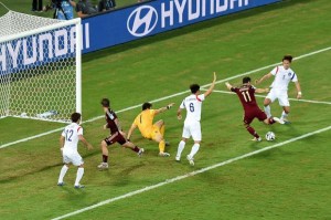 t_118040_o-zagueiro-hwang-seok-ho-comecou-a-reclamar-antes-mesmo-da-conclusao-de-kerzhakov