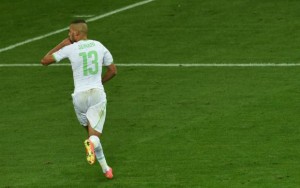 t_119135_homem-de-referencia-da-argelia-slimani-se-aproveitou-de-falha-de-akinfeev-para-marcar-de-cabeca
