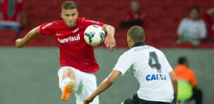 10-mai-2014--rafael-moura-tenta-jogada-em-inter-x-atletico-pr-no-beira-rio-1399762192736_615x300