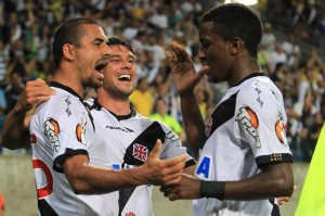 t_121210_o-vasco-viu-o-santa-cruz-abrir-o-placar-mas-se-recuperou-e-goleou-na-arena-pantanal-nesta-terca