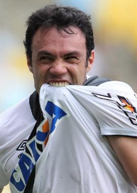 t_133879_gladiador-cabeceou-nas-redes-no-primeiro-tempo-e-deu-um-raro-momento-de-alegria-a-torcida