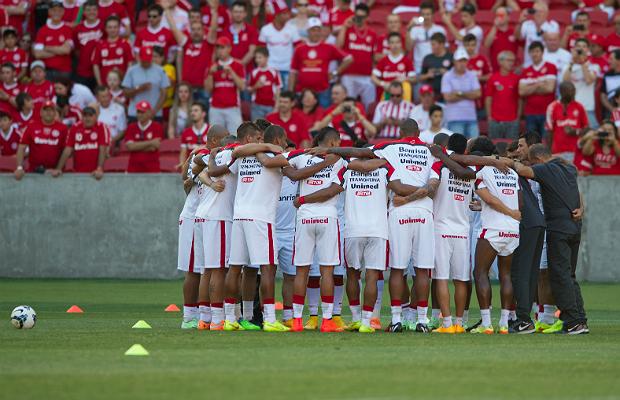 t_134562_elenco-colorado-esteve-concentrado-antes-da-partida-deste-sabado-e-festejou-com-a-torcida-depois-dela