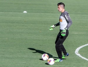 santo-para-a-torcida-do-atletico-mg-victor-comemora-32-anos-no-duelo-contra-o-shakhtar-donetsk-1421810317786_615x470