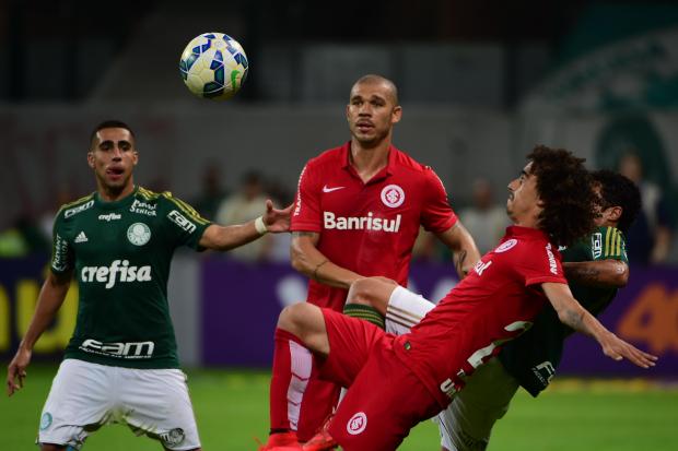 t_153344_xara-do-jogador-mais-caro-do-elenco-do-palmeiras-valdivia-mais-se-atrapalhou-com-a-bola-e-pouco-ajudou-o-inter