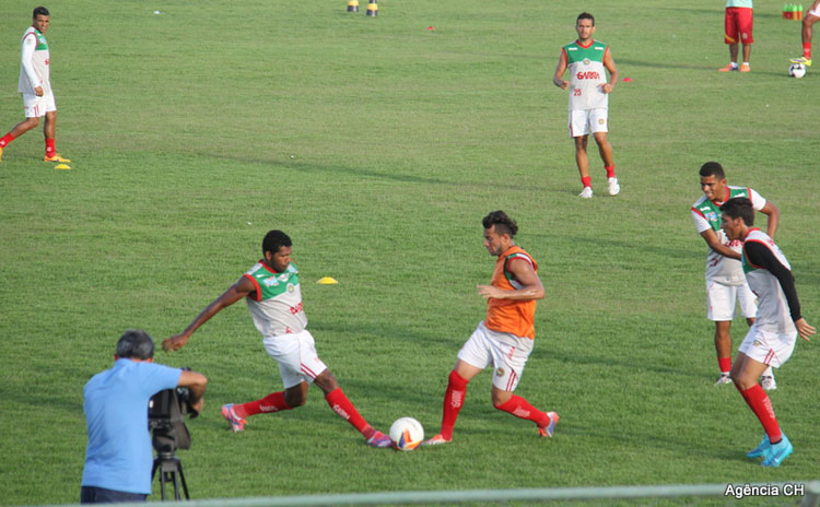 Lance-treino-juazeirense-Alex-disputa-a-bola-27-01-2016