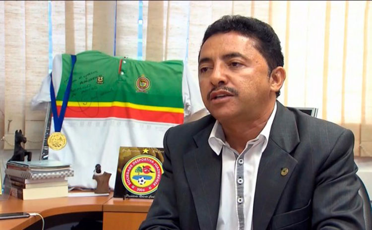 Deputado-RobertoCarlos-presidente-da-Juazeirense-no-gabinete1