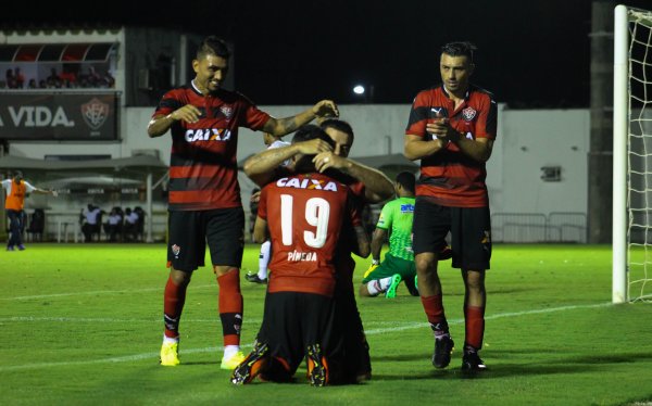 3076,vitoria-goleia-o-flamengo-e-reassume-lideranca-0