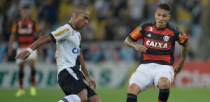 guerrero-do-flamengo-disputa-bola-com-rodrigo-do-vasco-durante-partida-da-copa-do-brasil-2015-no-maracana-1440643821640_615x300