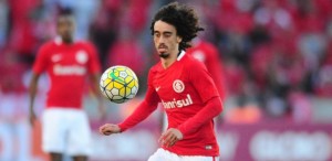 valdivia-tenta-a-jogada-em-confronto-entre-internacional-e-sao-paulo-no-beira-rio-1471825236303_615x300
