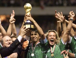 claudio-suarez-capitao-do-mexico-levanta-a-taca-da-copa-das-confederacoes-de-1999-1497474390147_615x470